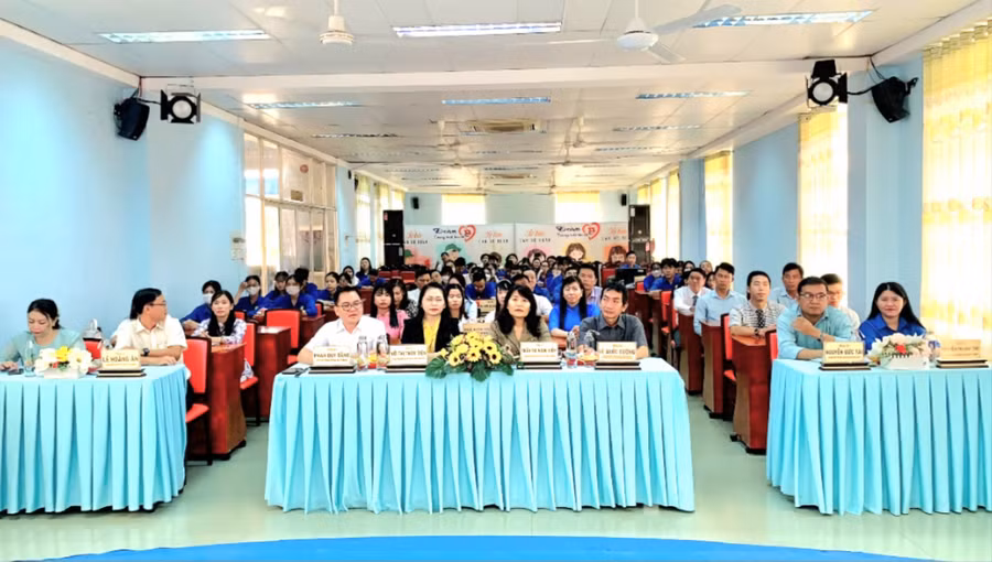 Đại biểu tham dự buổi lễ.