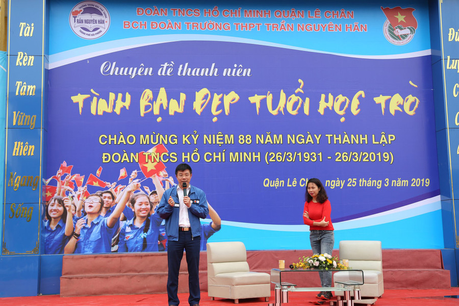 Thầy Hiệu trưởng Nguyễn Minh Quý luôn chia sẻ những sáng tạo với học sinh Thầy Hiệu trưởng Nguyễn Minh Quý luôn chia sẻ những sáng tạo với học sinh