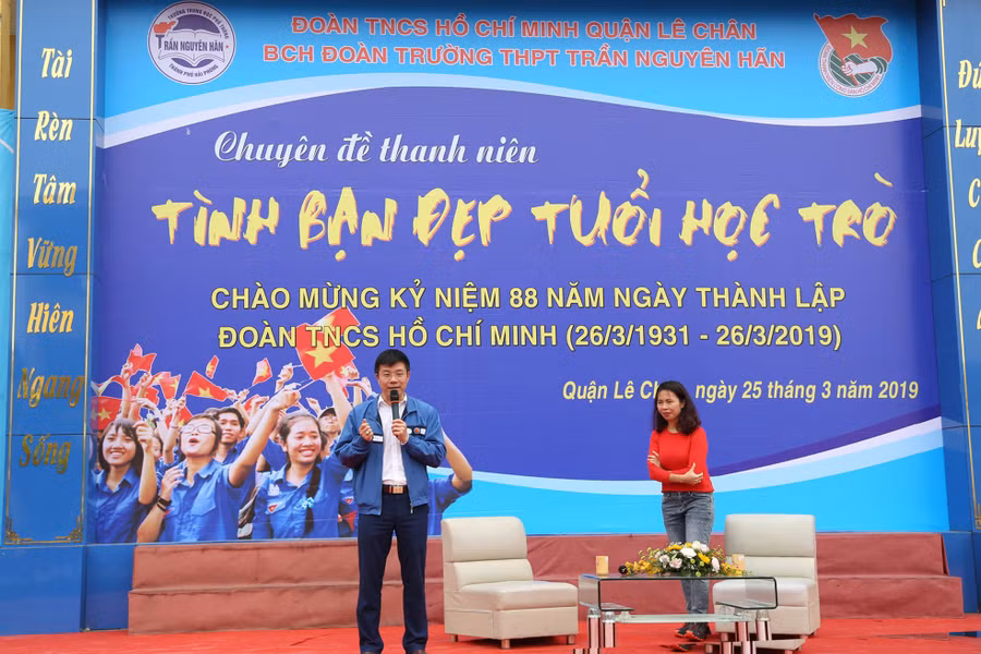 Thầy Hiệu trưởng Nguyễn Minh Quý luôn chia sẻ những sáng tạo với học sinh