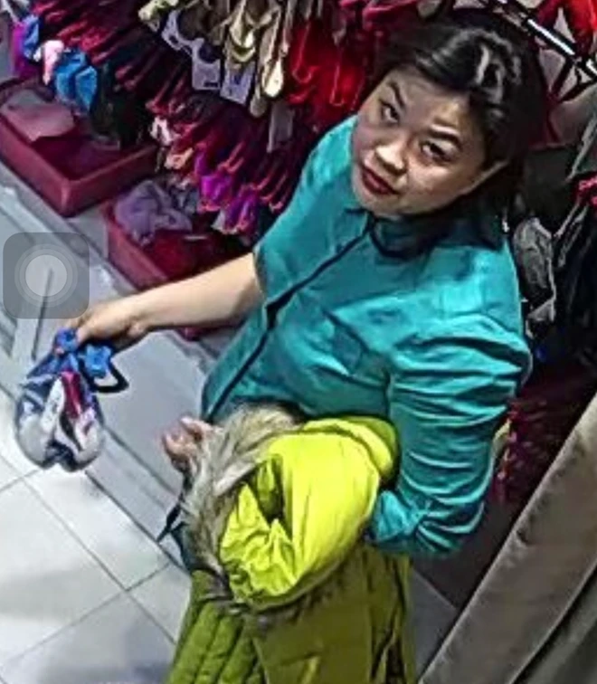 Camera ghi cảnh người phụ nữ trộm tiền trong shop quần áo