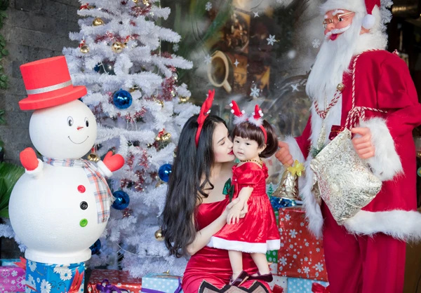 Em gái Công Vinh khoe "công chúa nhỏ" một tuổi dịp Noel