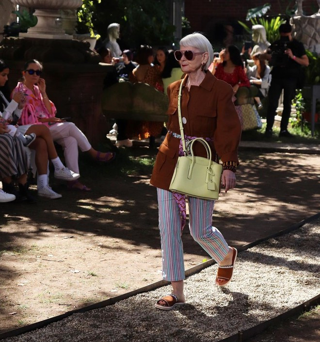 Nu giao su 65 tuoi mac chat nhu gioi tre, bi nham la nguoi noi tieng hinh anh 12 