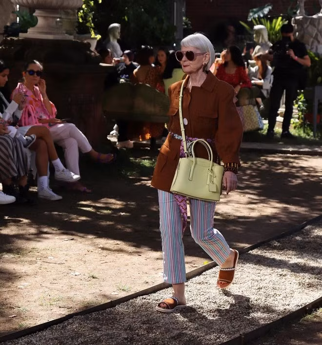 Nu giao su 65 tuoi mac chat nhu gioi tre, bi nham la nguoi noi tieng hinh anh 12 