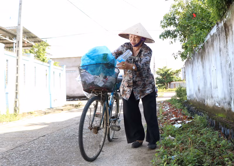 Cụ bà 76 tuổi lượm ve chai giúp đỡ học sinh nghèo