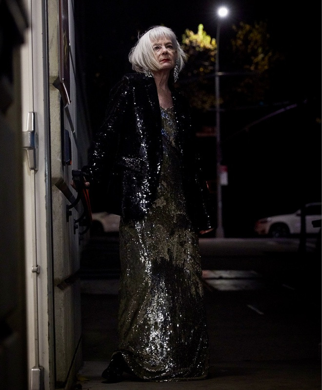 Nu giao su 65 tuoi mac chat nhu gioi tre, bi nham la nguoi noi tieng hinh anh 4 