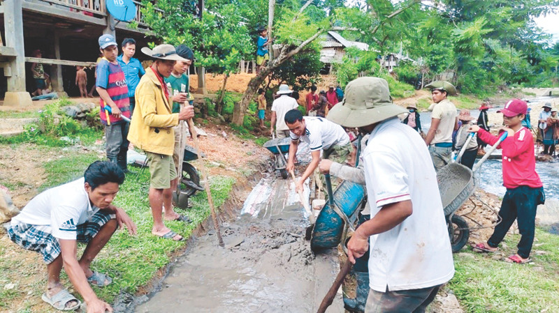 Thầy giáo Lý Chí Thành đứng ra kêu gọi, vận động kinh phí và trực tiếp tham gia làm 6 km đường ở thôn Xa Rường, xã Hướng Tân, huyện Hướng Hóa
