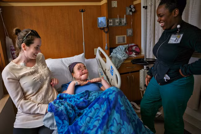 Hành trình của người phụ nữ trẻ nhất thế giới được cấy ghép khuôn mặt từ người hiến tặng và cuộc chiến với tử thần kéo dài 31 tiếng - Ảnh 4.