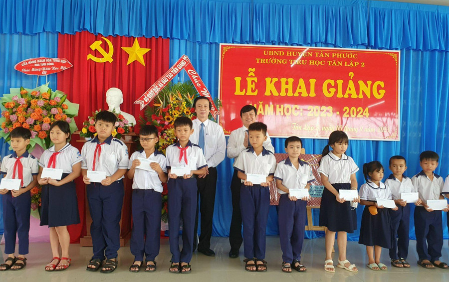 Ông Nguyễn Văn Danh - Bí thư Tỉnh ủy và ông Lê Quang Trí - Giám đốc Sở GD&ĐT Tiền Giang trao học bổng cho học sinh Trường TH Tân Lập 2, huyện Tân Phước dịp khai giảng. Ông Nguyễn Văn Danh - Bí thư Tỉnh ủy và ông Lê Quang Trí - Giám đốc Sở GD&ĐT Tiền Giang trao học bổng cho học sinh Trường TH Tân Lập 2, huyện Tân Phước dịp khai giảng.