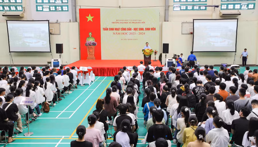 “Tuần sinh hoạt công dân – học sinh, sinh viên” của Trường ĐH Sư phạm Hà Nội. Ảnh: Thanh Tùng “Tuần sinh hoạt công dân – học sinh, sinh viên” của Trường ĐH Sư phạm Hà Nội. Ảnh: Thanh Tùng