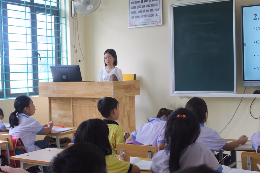 Cô giáo Lê Thị Thắm trong giờ dạy học tiếng Anh tại lớp 3C, Trường TH &amp; THCS Đông Thịnh (Đông Sơn, Thanh Hóa).