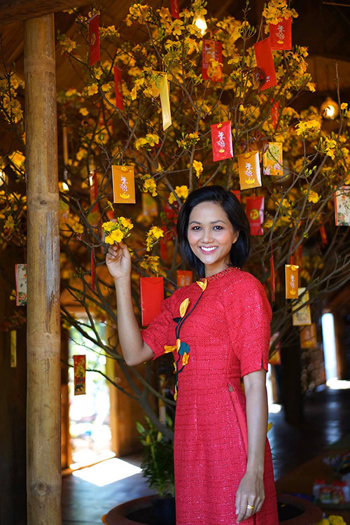 Hoa hậu H&quot;Hen Niê nổi bật trong tà áo dài cách tân tông đỏ.