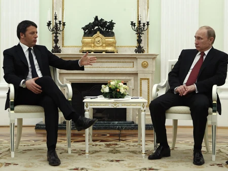 Tổng thống Nga Vladimir Putin gặp Thủ tướng Ý Matteo Renzi ngày 5/3. Ảnh: Getty Images.