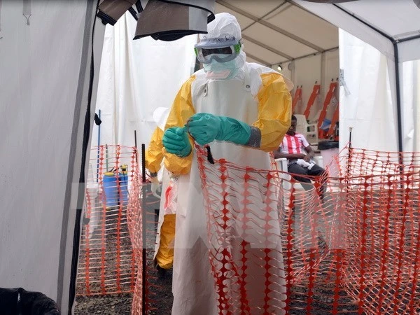 Nhân viên y tế trong trang phục bảo hộ cá nhân (PPE) bên ngoài trung tâm chữa trị Ebola ở Liberia. (Nguồn: AFP/TTXVN)
