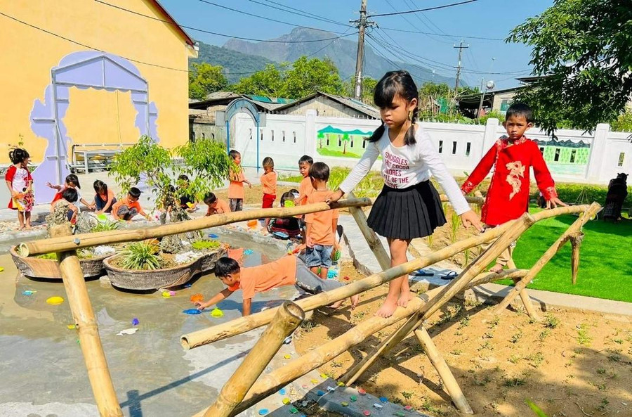 Trẻ Trường mầm non Hồng Vân (huyện A Lưới, Thừa Thiên Huế) trong giờ ra chơi. Trẻ Trường mầm non Hồng Vân (huyện A Lưới, Thừa Thiên Huế) trong giờ ra chơi.