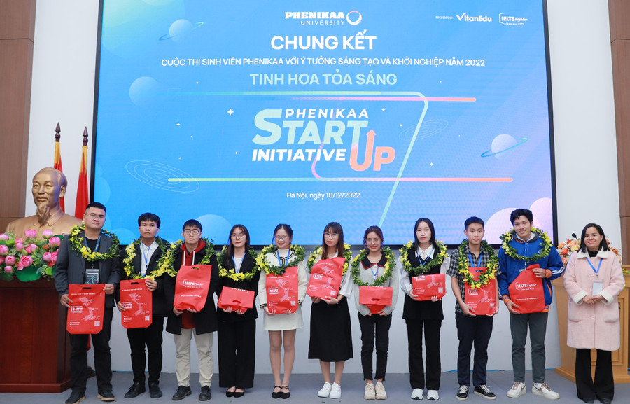 Ban tổ chức tặng quà cho các đội lọt vào vòng chung kết. Ban tổ chức tặng quà cho các đội lọt vào vòng chung kết.