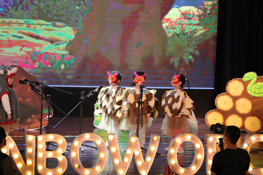 Các bạn nhỏ tự tin thể hiện các tiết mục múa hát, nhạc kịch trên sân khấu lớn. Các bạn nhỏ tự tin thể hiện các tiết mục múa hát, nhạc kịch trên sân khấu lớn.