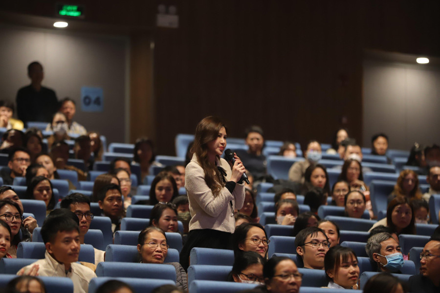 Phụ huynh Sakura Montessori tham gia phiên đấu giá ủng hộ quỹ từ thiện "Ngôi trường ước mơ" dành cho những bạn nhỏ có hoàn cảnh khó khăn. Phụ huynh Sakura Montessori tham gia phiên đấu giá ủng hộ quỹ từ thiện "Ngôi trường ước mơ" dành cho những bạn nhỏ có hoàn cảnh khó khăn.