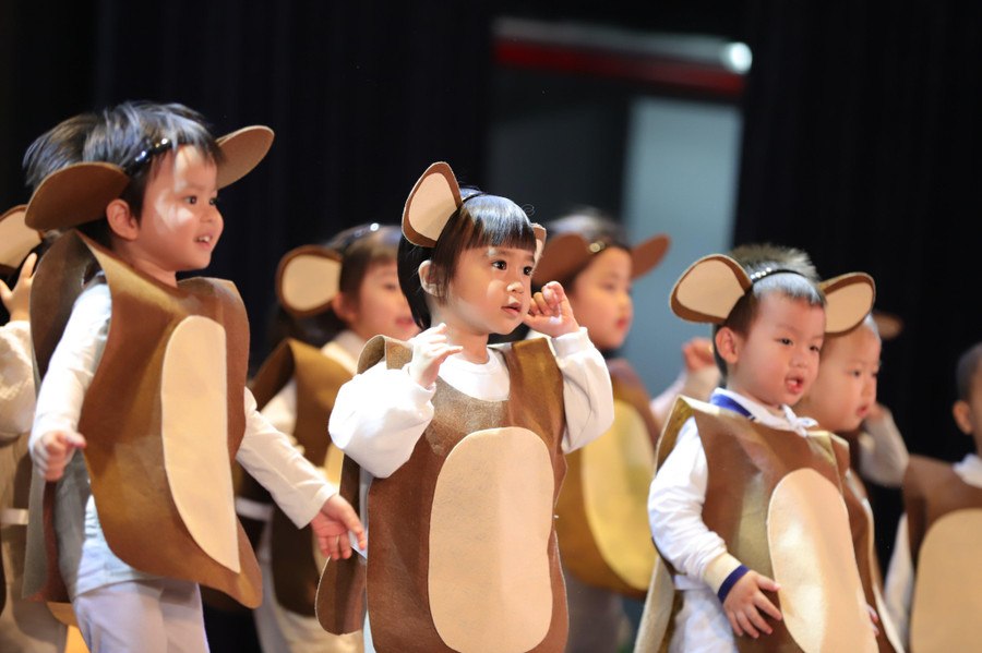 Không chỉ đắm chìm trong nhiều màn trình diễn nghệ thuật đầy sắc màu, phụ huynh, học sinh tham gia còn được đón nhận và trao đi những giá trị nhân văn, ý nghĩa. Không chỉ đắm chìm trong nhiều màn trình diễn nghệ thuật đầy sắc màu, phụ huynh, học sinh tham gia còn được đón nhận và trao đi những giá trị nhân văn, ý nghĩa.