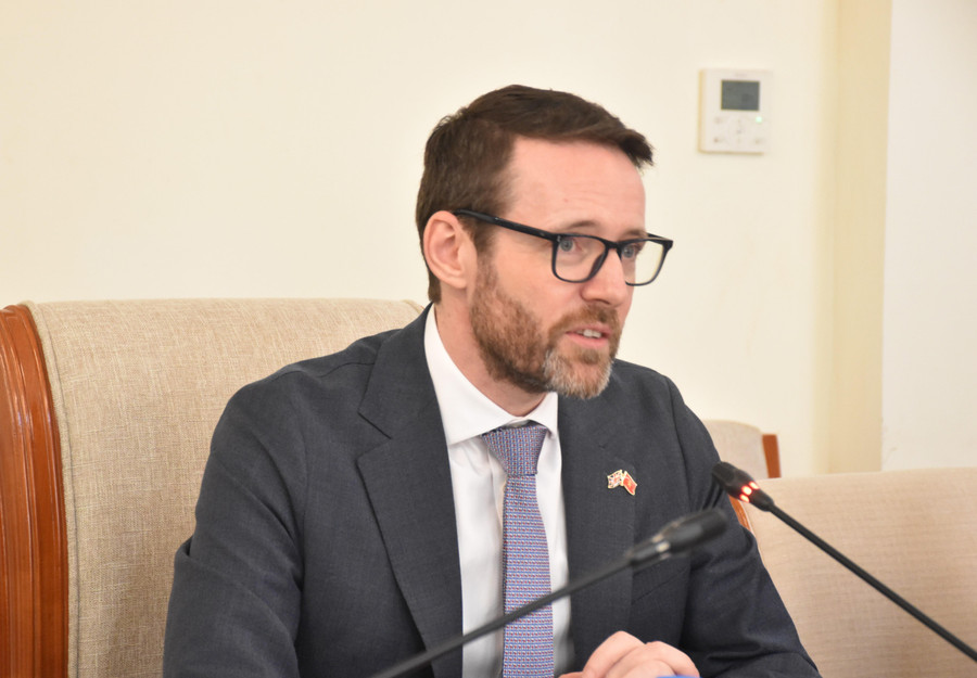 Đại sứ Iain Frew phát biểu tại buổi làm việc. Đại sứ Iain Frew phát biểu tại buổi làm việc.