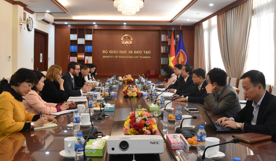 Bộ trưởng Nguyễn Kim Sơn tiếp, làm việc với ngài Iain Frew - Đại sứ Vương quốc Anh tại Việt Nam. Bộ trưởng Nguyễn Kim Sơn tiếp, làm việc với ngài Iain Frew - Đại sứ Vương quốc Anh tại Việt Nam.