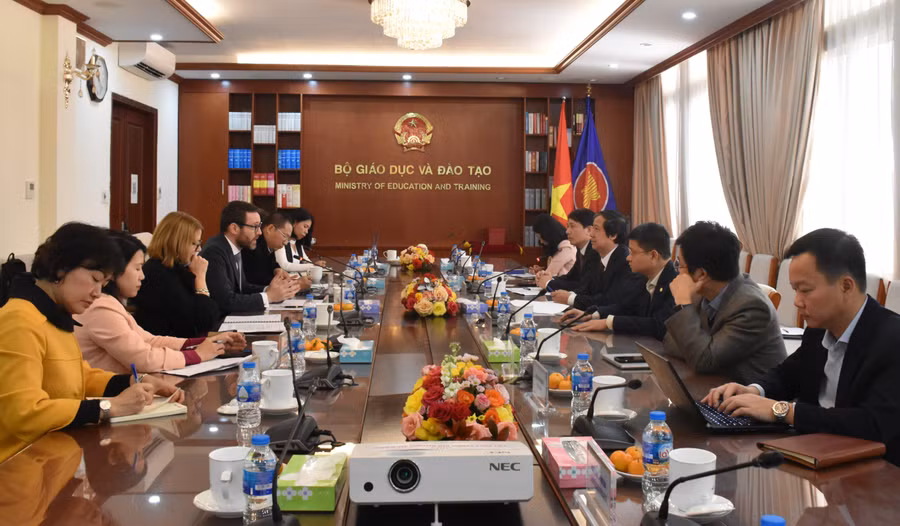 Bộ trưởng Nguyễn Kim Sơn tiếp, làm việc với ngài Iain Frew - Đại sứ Vương quốc Anh tại Việt Nam.