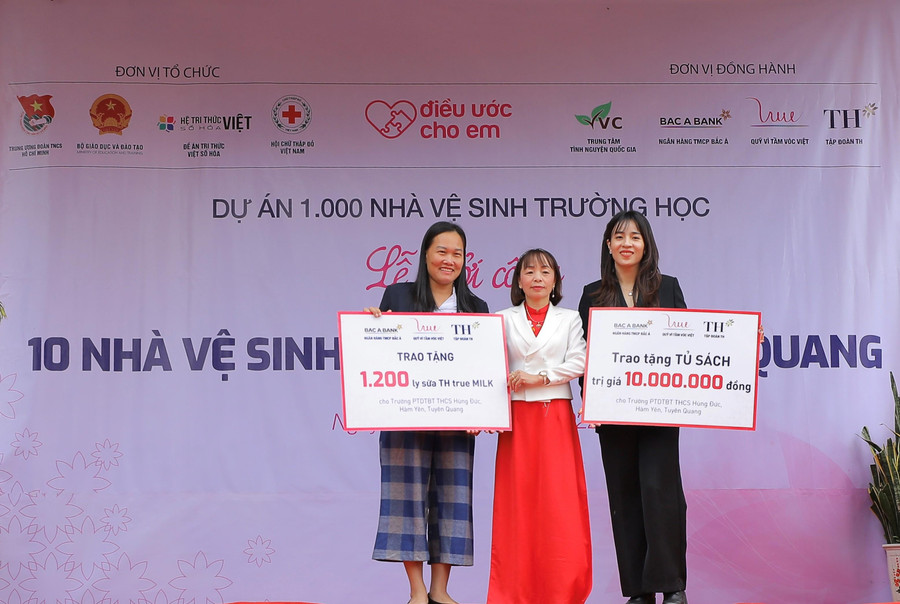 Quỹ Vì tầm vóc Việt đã trao tặng tủ sách trị giá 10 triệu đồng và 1.200 ly sữa tươi sạch TH true MILK HILO cho Trường PTDTBT THCS Hùng Đức. Quỹ Vì tầm vóc Việt đã trao tặng tủ sách trị giá 10 triệu đồng và 1.200 ly sữa tươi sạch TH true MILK HILO cho Trường PTDTBT THCS Hùng Đức.