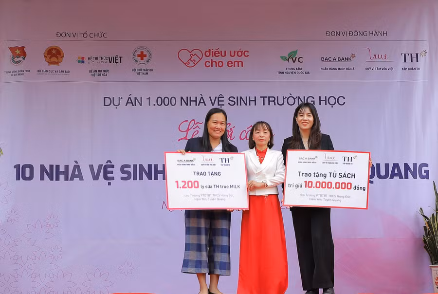 Quỹ Vì tầm vóc Việt đã trao tặng tủ sách trị giá 10 triệu đồng và 1.200 ly sữa tươi sạch TH true MILK HILO cho Trường PTDTBT THCS Hùng Đức.