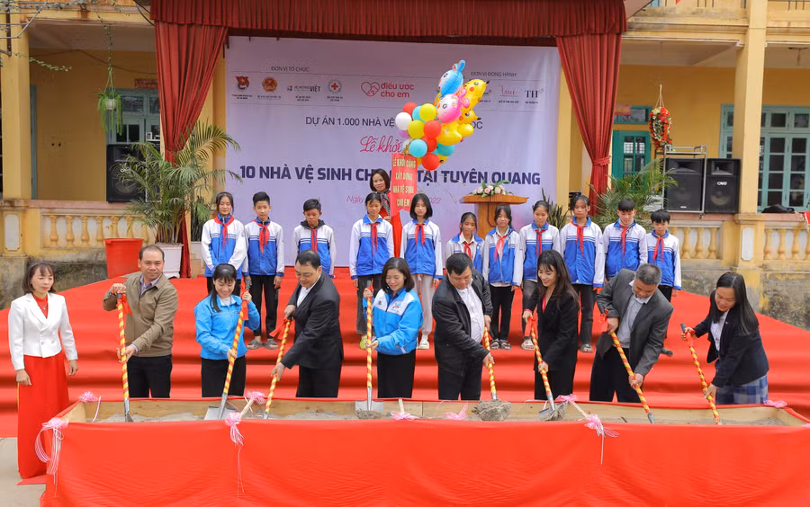 Lễ động thổ khởi công xây dựng 32 nhà vệ sinh trường học.