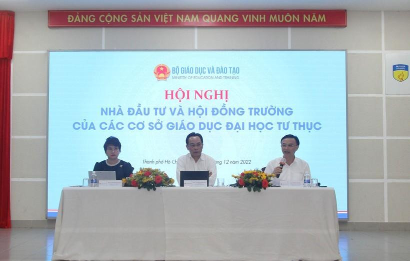 Thứ trưởng Bộ GD&ĐT Hoàng Minh Sơn; Vụ trưởng Vụ Tổ chức cán bộ Nguyễn Viết Lộc và Vụ trưởng Vụ Giáo dục đại học (Bộ GD&ĐT) Nguyễn Thu Thủy chủ trì thảo luận tại Hội nghị Nhà đầu tư và Hội đồng trường các cơ sở giáo dục đại học tư thục. Thứ trưởng Bộ GD&ĐT Hoàng Minh Sơn; Vụ trưởng Vụ Tổ chức cán bộ Nguyễn Viết Lộc và Vụ trưởng Vụ Giáo dục đại học (Bộ GD&ĐT) Nguyễn Thu Thủy chủ trì thảo luận tại Hội nghị Nhà đầu tư và Hội đồng trường các cơ sở giáo dục đại học tư thục.