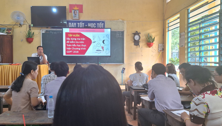 Các trường tổ chức triển khai thực hiện việc xây dựng ma trận đề kiểm tra môn Toán tiểu học. Các trường tổ chức triển khai thực hiện việc xây dựng ma trận đề kiểm tra môn Toán tiểu học.