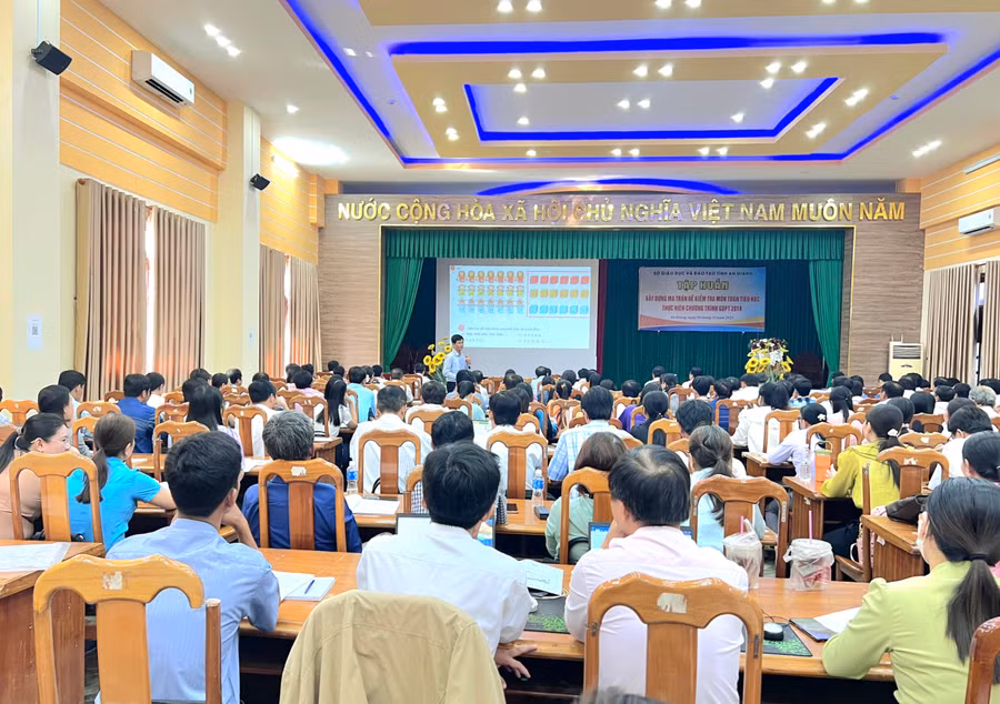 An Giang tập huấn xây dựng ma trận đề kiểm tra môn Toán tiểu học thực hiện Chương trình GDPT 2018.