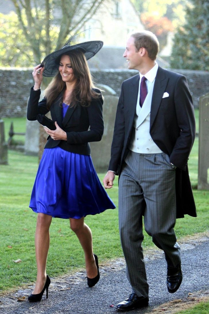 Vào tháng 10/2010, Kate Middleton và Hoàng tử William được phát hiện bên nhau khi cùng đến dự một đám cưới. Cô mặc một chiếc váy màu xanh ngọc bích tuyệt đẹp kết hợp với áo blazer và giày cao gót màu đen.