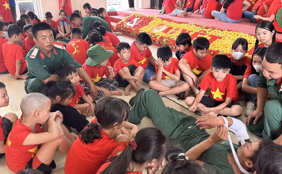 Trẻ học các kỹ năng chăm sóc bản thân trong Chương trình “Một ngày vắng mẹ”.