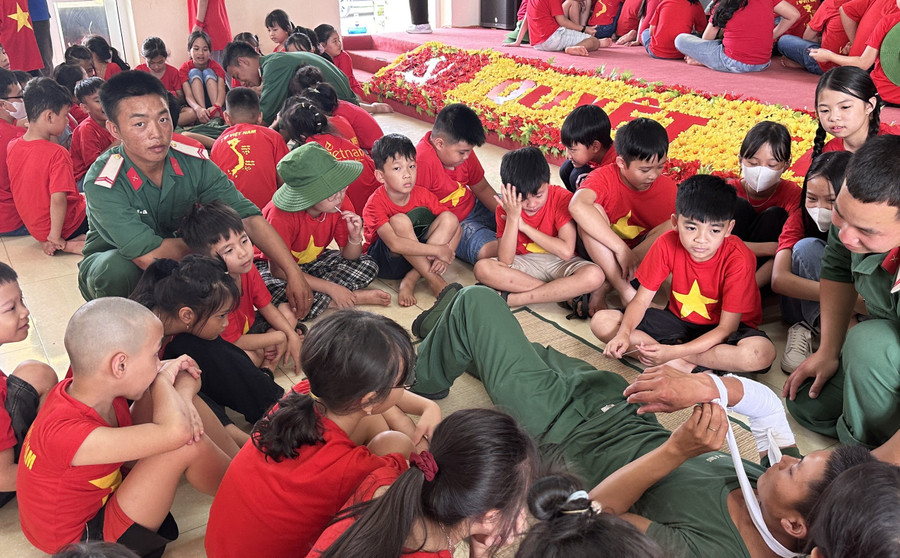 Trẻ học các kỹ năng chăm sóc bản thân trong Chương trình “Một ngày vắng mẹ”. Trẻ học các kỹ năng chăm sóc bản thân trong Chương trình “Một ngày vắng mẹ”.