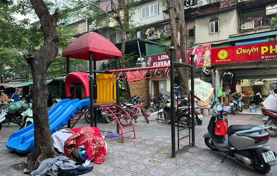 Sân chơi trước dãy nhà A3 khu tập thể Thành Công được sử dụng làm nơi để xe, vứt rác. Ảnh: TG