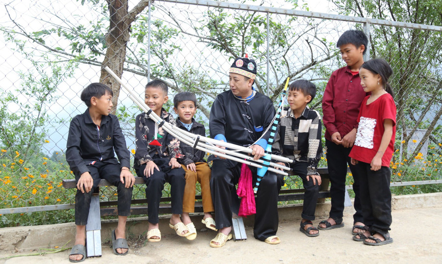 Trường PTCS DTBT Tây Sơn mời nghệ nhân đến trường để trao truyền văn hóa dân tộc cho học sinh.