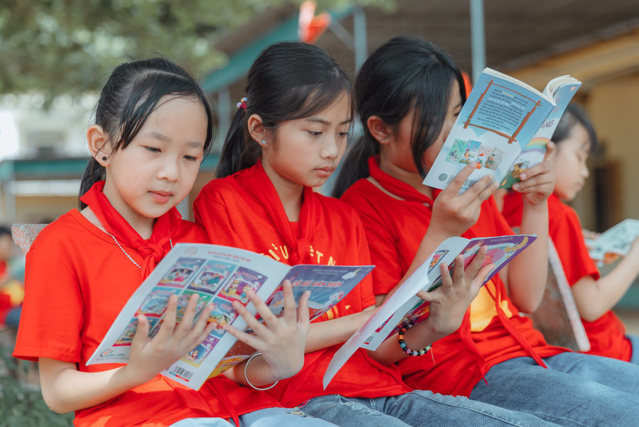 Học sinh Trường Tiểu học Nghĩa Đồng, huyện Tân Kỳ, Nghệ An đọc sách tại trường.