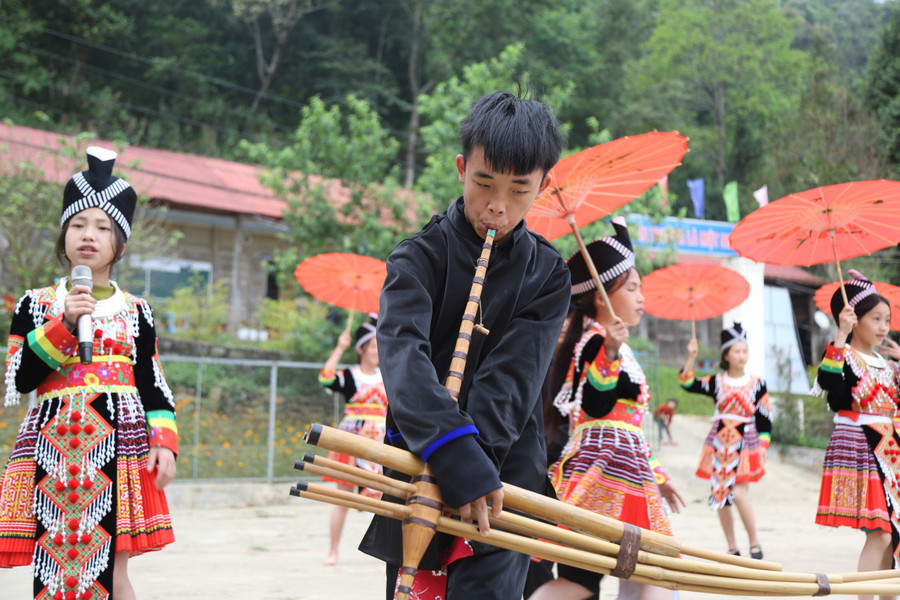 Học sinh Câu lạc bộ Văn hóa Mông, Trường PTCS DTBT Tây Sơn (Kỳ Sơn, Nghệ An) múa hát khèn Mông tại trường.