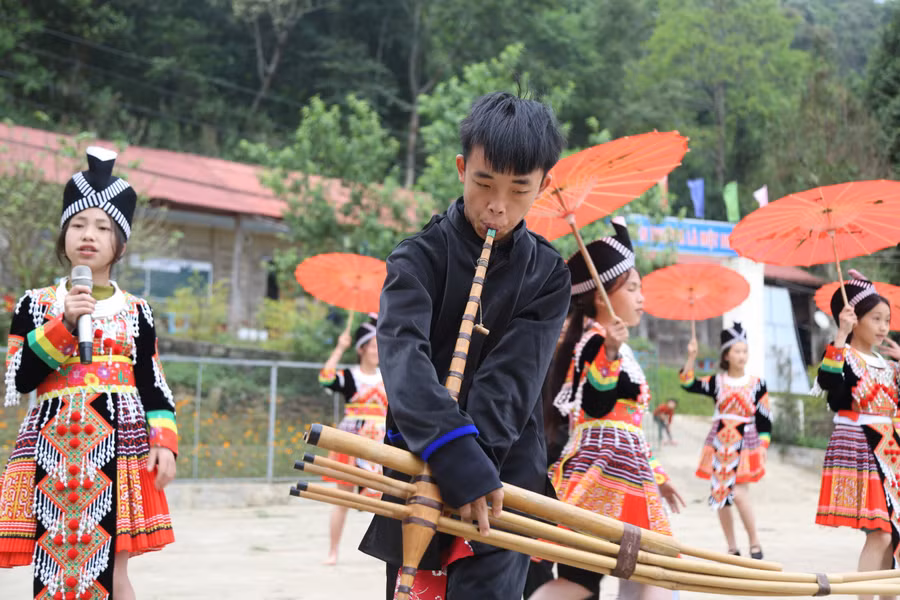 Học sinh Câu lạc bộ Văn hóa Mông, Trường PTCS DTBT Tây Sơn (Kỳ Sơn, Nghệ An) múa hát khèn Mông tại trường. Học sinh Câu lạc bộ Văn hóa Mông, Trường PTCS DTBT Tây Sơn (Kỳ Sơn, Nghệ An) múa hát khèn Mông tại trường.