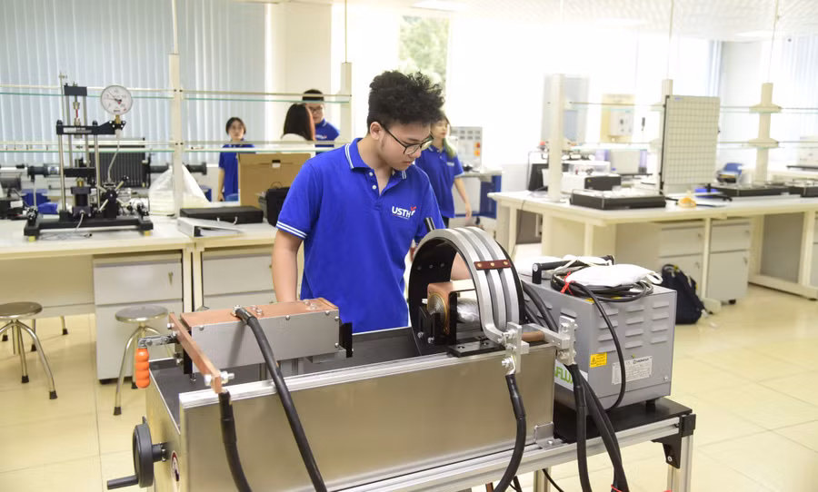 Sinh viên Trường ĐH Khoa học và Công nghệ Hà Nội trong giờ thực hành. Ảnh: NTCC