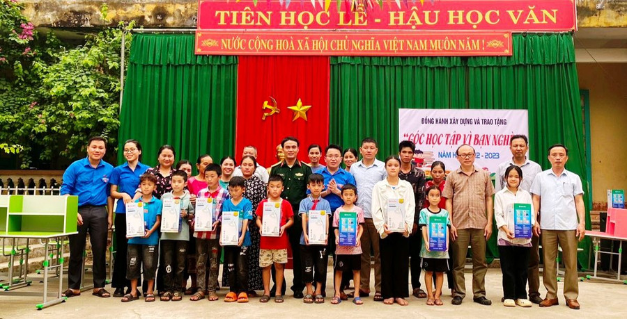 Học sinh Trường Tiểu học Quang Chiểu 2, xã Quang Chiểu (Mường Lát, Thanh Hóa) nhận đèn học và góc học tập do nhà trường phát động quyên góp.