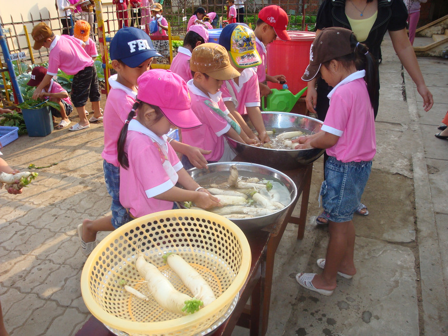 Mùa Hè, phụ huynh đứng trước hai lựa chọn: Khuyến khích con tham gia các khóa học hay cho phép con được nghỉ ngơi, tự do làm những gì con thích. Ảnh: Q. Ngữ Mùa Hè, phụ huynh đứng trước hai lựa chọn: Khuyến khích con tham gia các khóa học hay cho phép con được nghỉ ngơi, tự do làm những gì con thích. Ảnh: Q. Ngữ