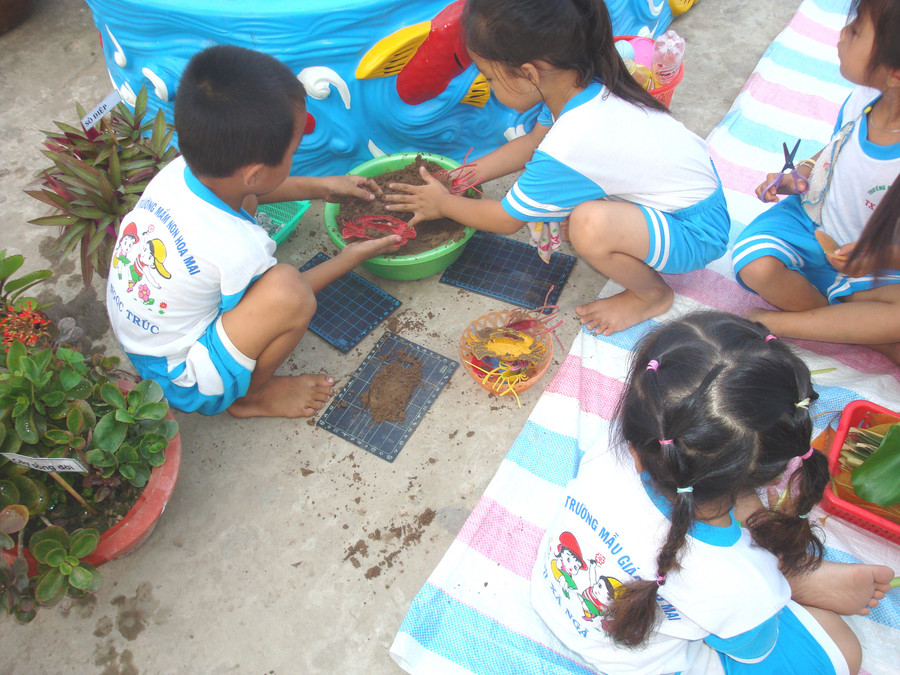 Môi trường sống của trẻ em không như xưa, song dù bất cứ ở đâu thì con trẻ vẫn cần được vui chơi, tìm tòi, khám phá. Ảnh: Q. Ngữ Môi trường sống của trẻ em không như xưa, song dù bất cứ ở đâu thì con trẻ vẫn cần được vui chơi, tìm tòi, khám phá. Ảnh: Q. Ngữ