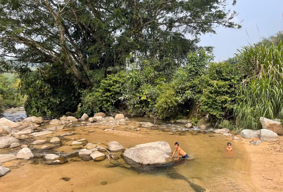 Trẻ em ở xã Đăk Nên (huyện Kon Plông) ra sông, suối tắm tiềm ẩn những tai nạn đáng tiếc trong hè.