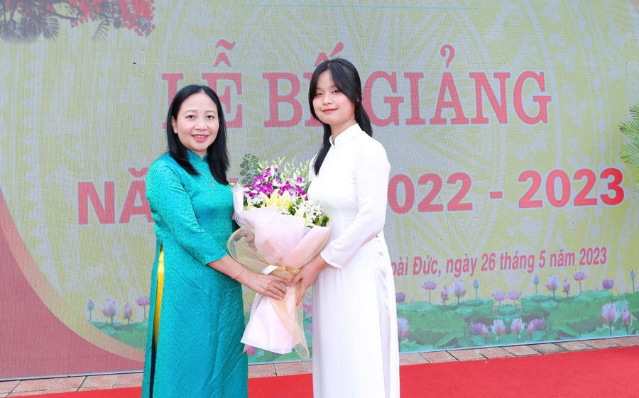 Cô trò Trường THPT Hoài Đức C (Hà Nội). Ảnh: INT Cô trò Trường THPT Hoài Đức C (Hà Nội). Ảnh: INT