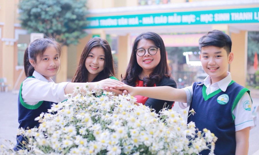 Cô Phạm Thị Hương Giang (thứ 2 từ phải qua), Hiệu trưởng Trường THCS Nguyễn Tri Phương, quận Ba Đình, Hà Nội và học trò. Ảnh: INT Cô Phạm Thị Hương Giang (thứ 2 từ phải qua), Hiệu trưởng Trường THCS Nguyễn Tri Phương, quận Ba Đình, Hà Nội và học trò. Ảnh: INT