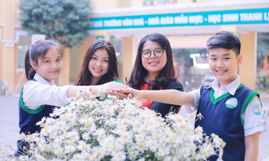 Cô Phạm Thị Hương Giang (thứ 2 từ phải qua), Hiệu trưởng Trường THCS Nguyễn Tri Phương, quận Ba Đình, Hà Nội và học trò. Ảnh: INT Cô Phạm Thị Hương Giang (thứ 2 từ phải qua), Hiệu trưởng Trường THCS Nguyễn Tri Phương, quận Ba Đình, Hà Nội và học trò. Ảnh: INT