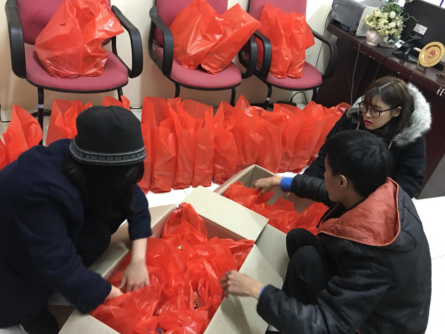 Những gói quà được sắp xếp cẩn thận trước khi được trao đến tay những người lao động trên địa bàn Hà Nội