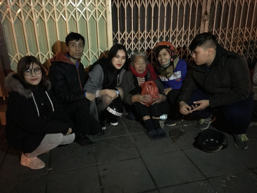 Một cụ già vô gia cư được nhận quà từ các thành viên câu lạc bộ trong đêm giá lạnh của Hà Nội