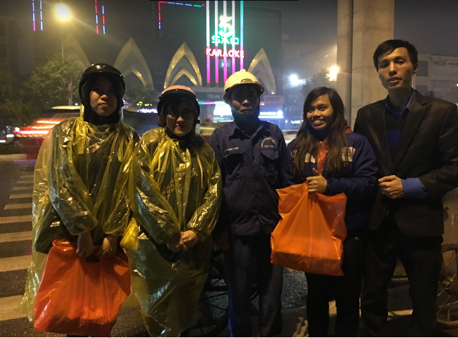 Đội mưa để tặng quà một bác công nhân!